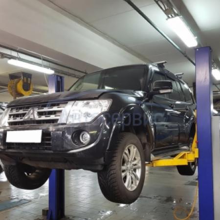 Паджеро 4 на подъемнике в техцентре
