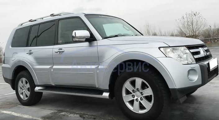 серый внедорожник Митсубиси