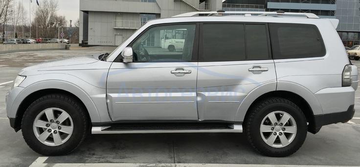 Серый Митсубиси Паджеро сбоку