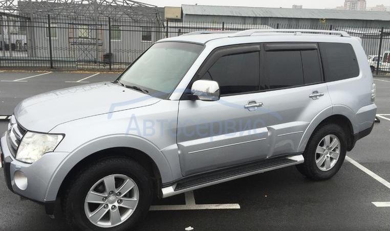 серый Паджеро на улице