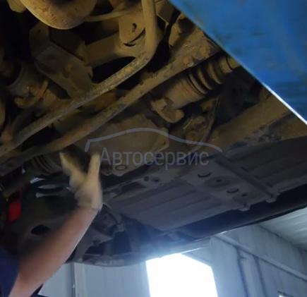 Паджеро на подъемнике снизу