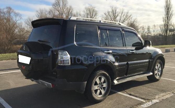 черный Паджеро сзади