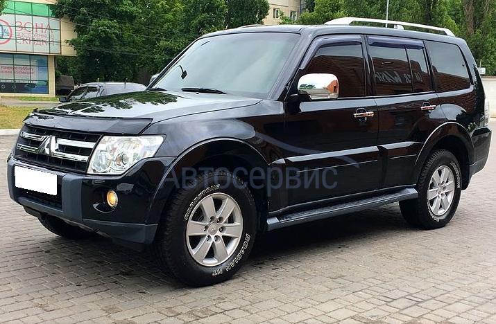 черный внедорожник Мицубиси