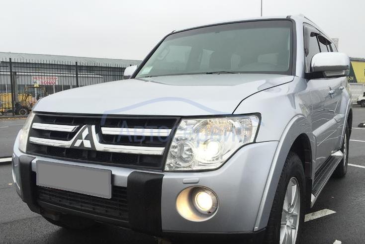 серый Митсубиси Паджеро спереди