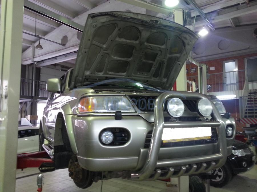 Мицубиси Паджеро Спорт на подъемнике