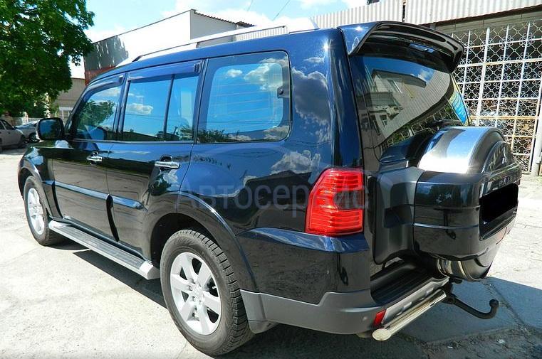 черный внедорожник Митсубиси сзади