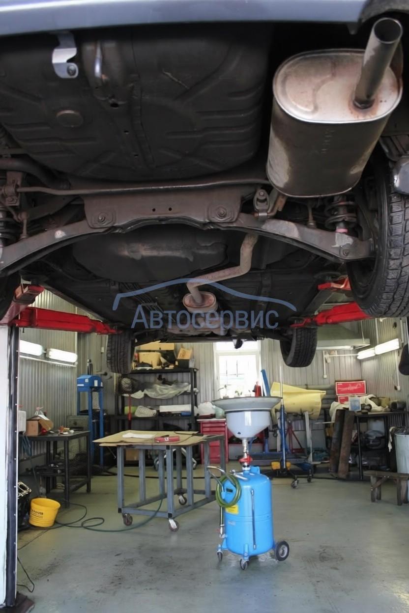 Mitsubishi Lancer в процессе техобслуживания в автомастерской