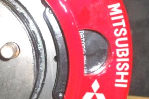 красный тормозной суппорт Мицубиси